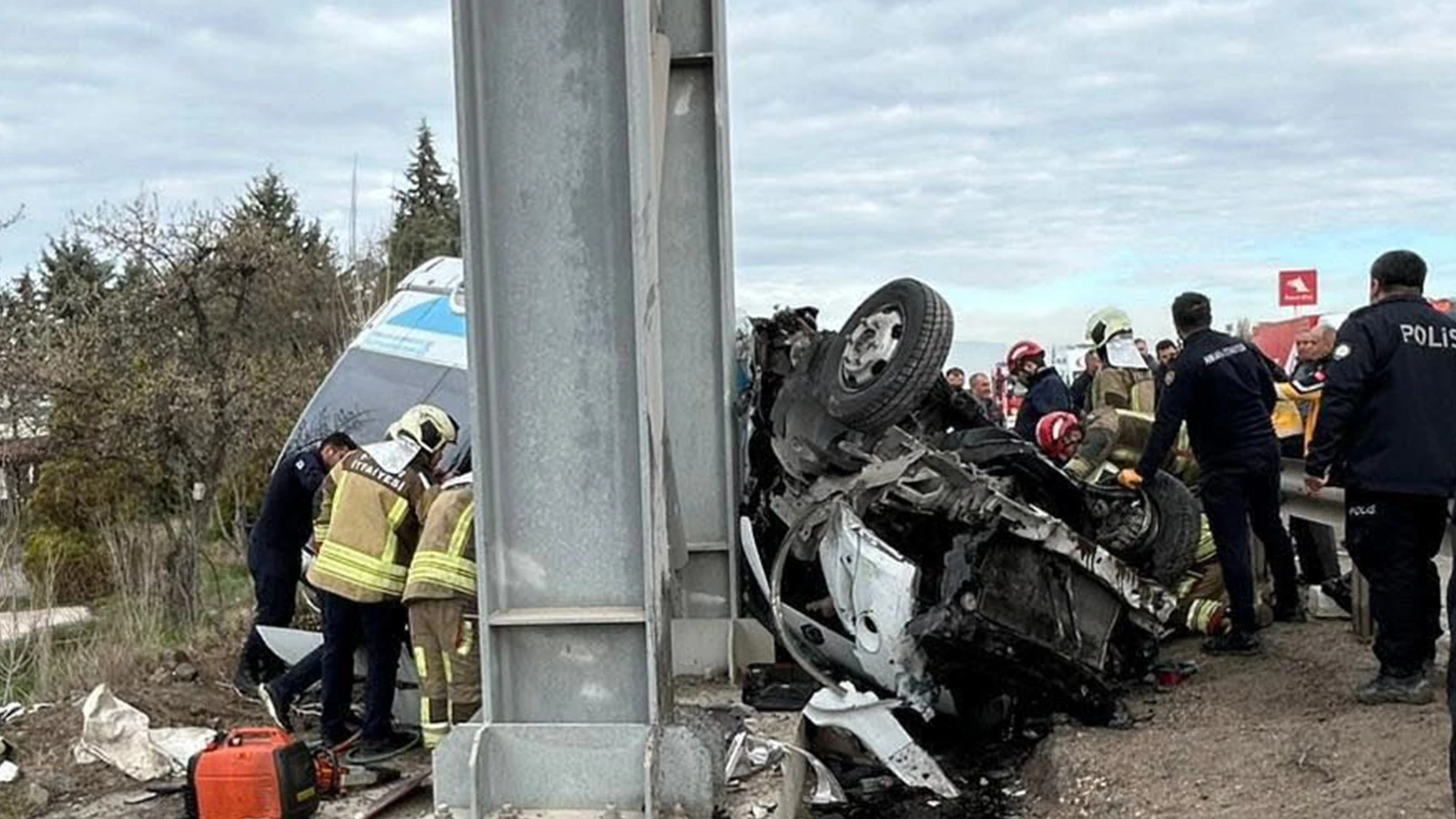 Ankara'da özel halk otobüsü üst geçide çarptı: 4 ölü