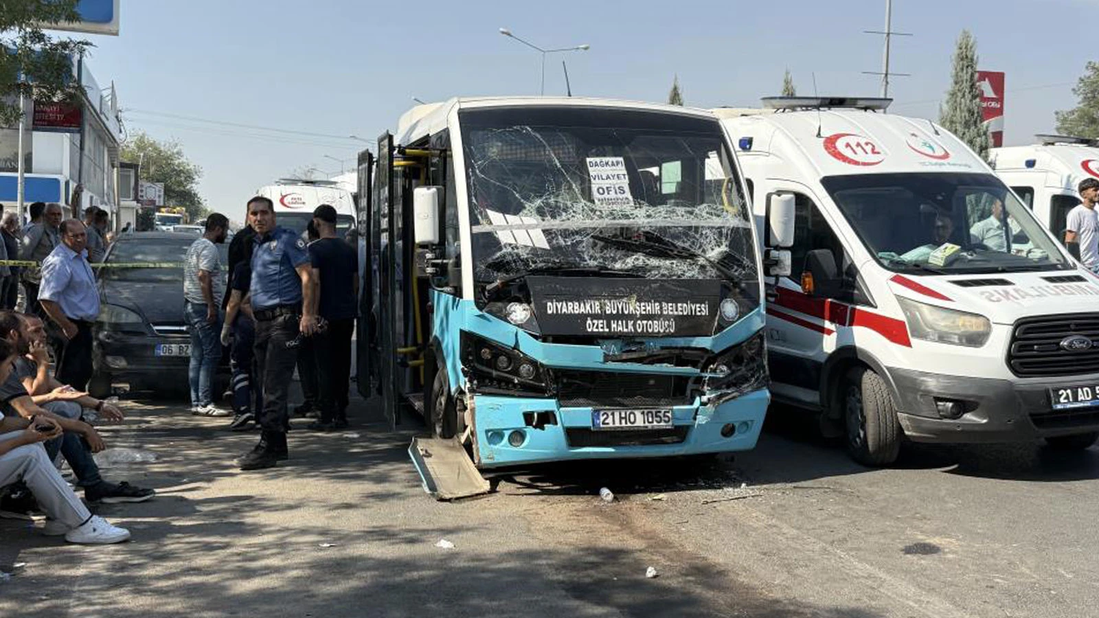 Minibüs durakta bekleyen halk otobüsüne çarptı: Çok sayıda yaralı var