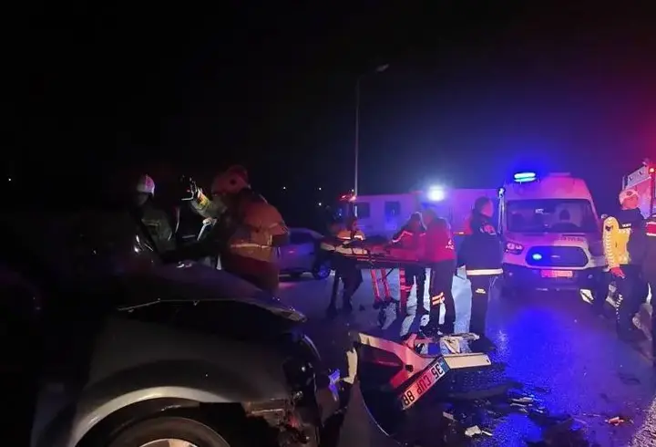 İzmir’de iki otomobil çarpıştı: 2’si ağır 6 yaralı