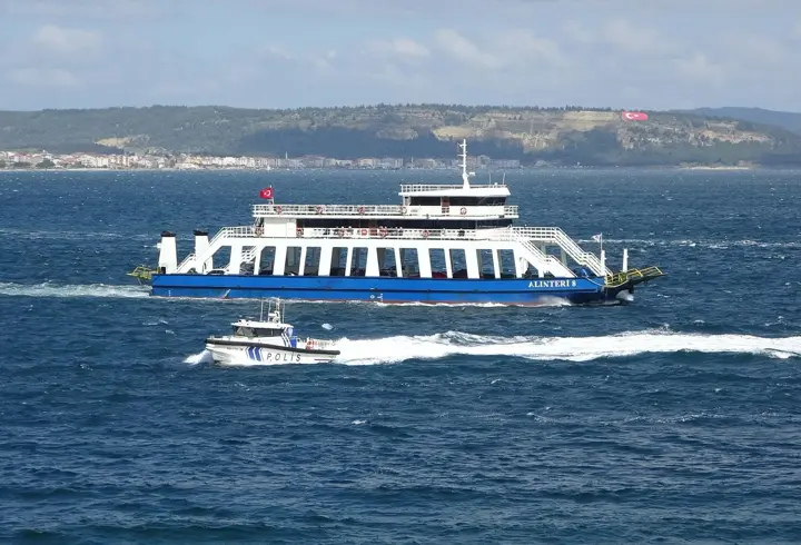 Gökçeada ve Bozcaada'ya 2 Gündür Feribot Seferleri Yapılamıyor