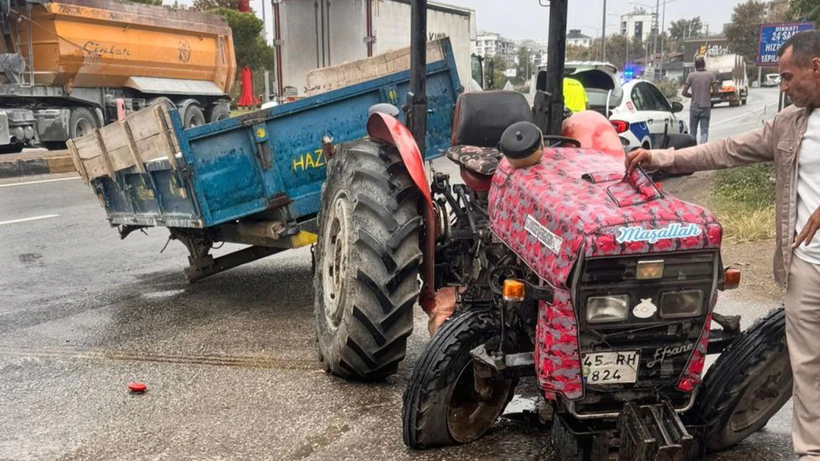 Manisa'da tırla çarpışan traktörün sürücüsü hayatını kaybetti