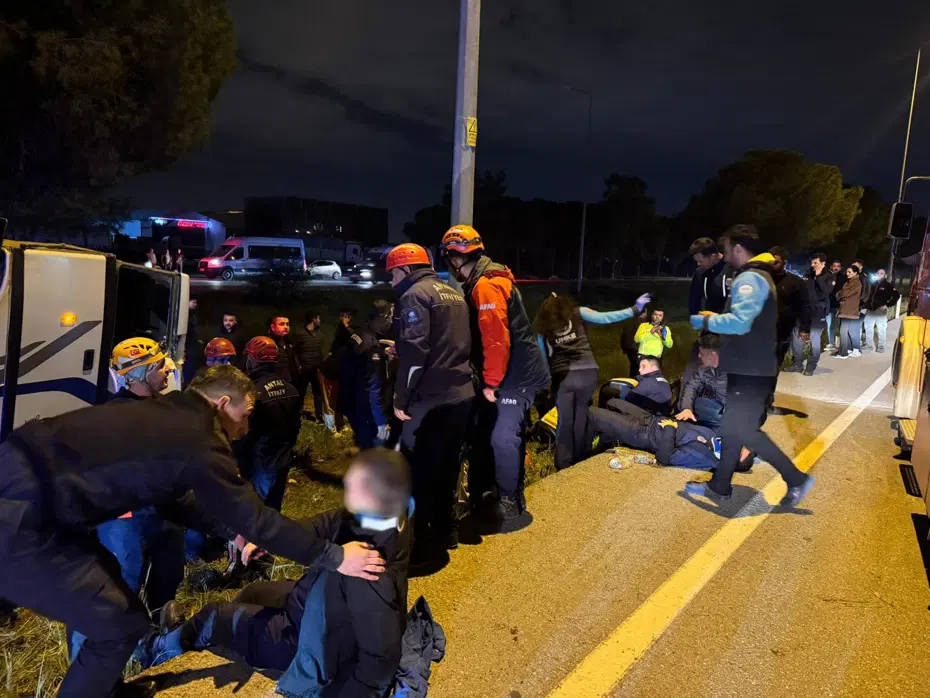 Antalya'da ceza infaz kurumuna ait servis aracı devrildi: 16 yaralı