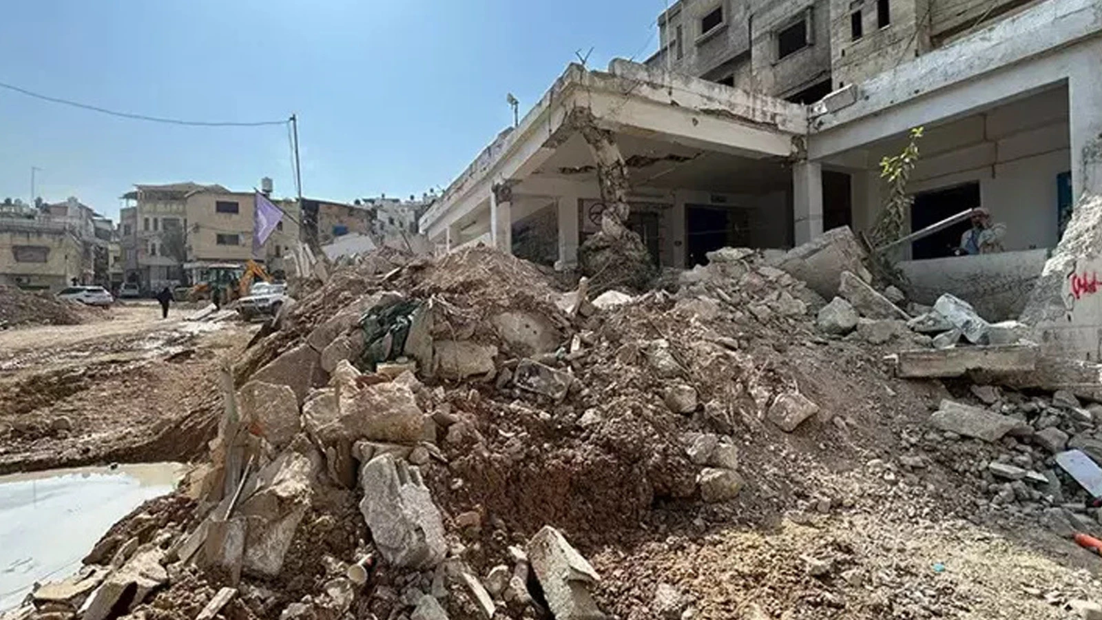İsrail, Gazze'deki Aksa Hastanesi'ni 14'üncü kez hedef aldı