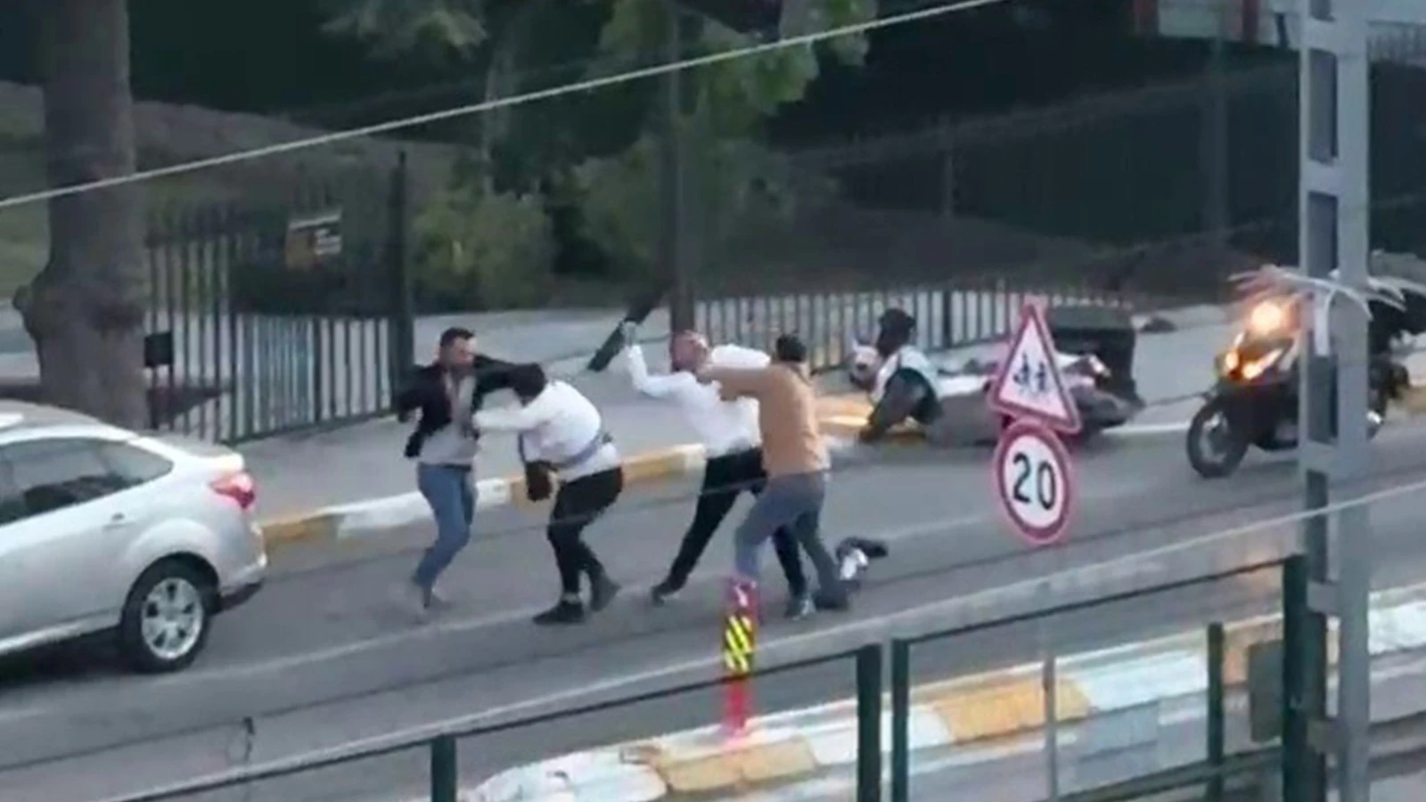 Pendik'te yol kavgası! Yumruklar, kask ve bıçak havada uçuştu