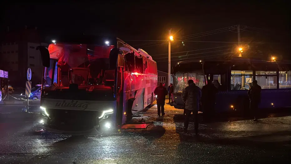 İki otobüs kazaya karıştı, çok sayıda yolcu yaralandı