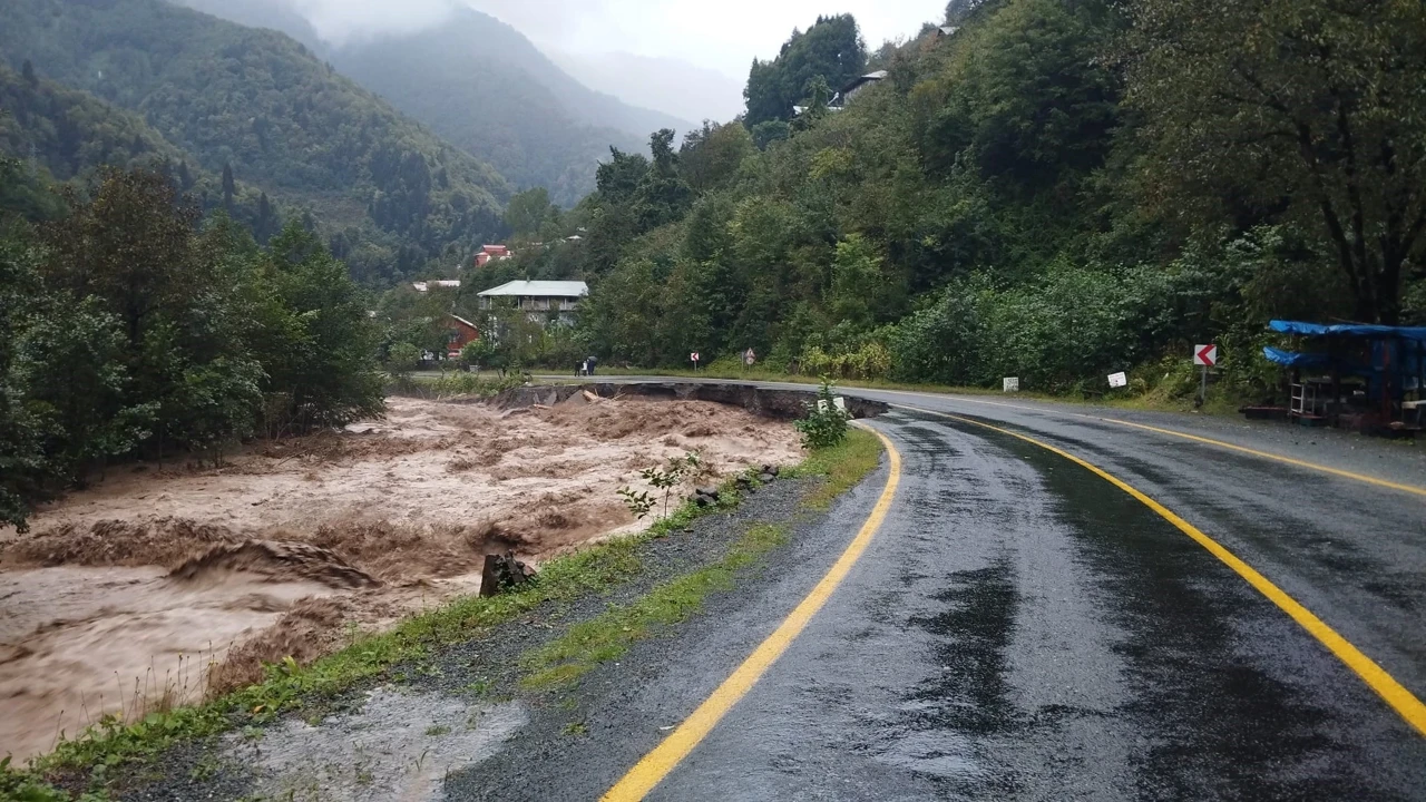 Artvin'de hayat felç! Karagöl'de işletmeler su altında