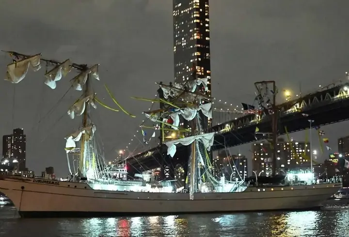 Meksika donanma gemisi Brooklyn Köprüsü'ne çarptı: 2 ölü, 19 yaralı