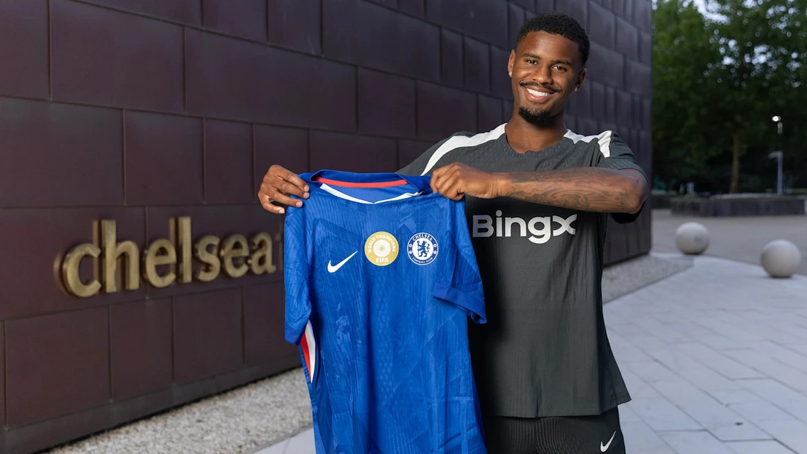 Chelsea, Hollandalı savunmacı Jorrel Hato'yu kadrosuna kattı
