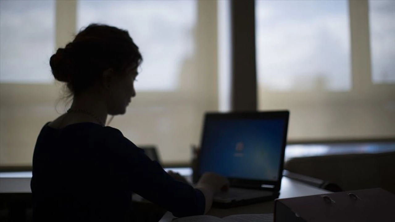 Microsoft'tan çarpıcı anket: Çalışanların mesaisi bitmiyor... Çalışma hayatı 'sonsuz iş günü'ne dönüştü!