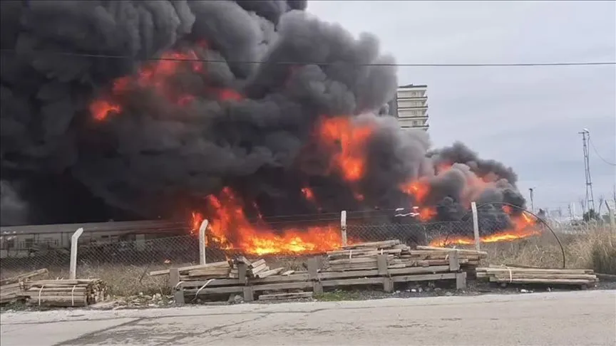 Büyükçekmece'de fabrikanın açık alanındaki yangına itfaiye müdahale ediyor