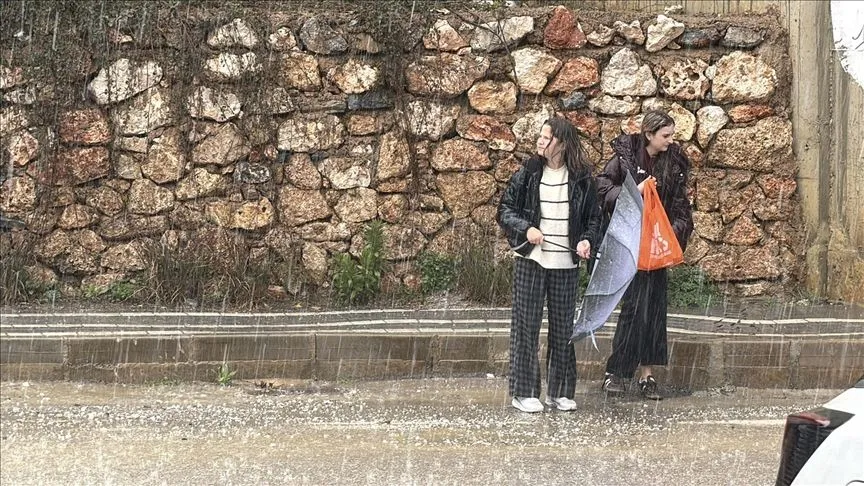 Antalya'da 7 ilçede olumsuz hava koşulları nedeniyle eğitime bir gün ara verildi