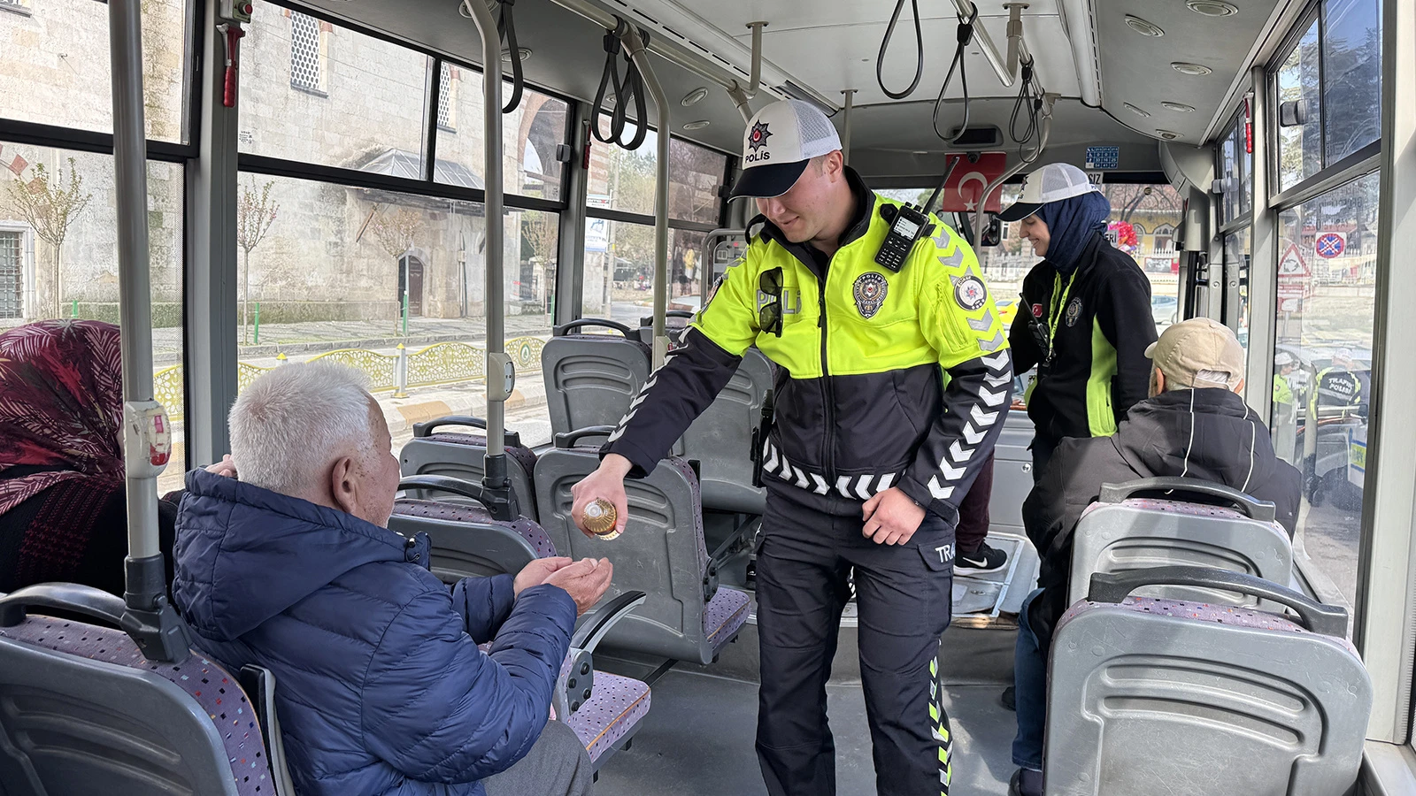 Trafik ekiplerinden yolcular ve sürücülere bayram tebriği ve uyarılar