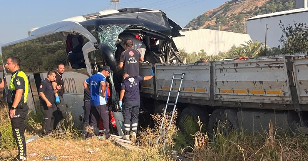 Otobüs TIR'a çarptı! 4 ölü, 15 yaralı