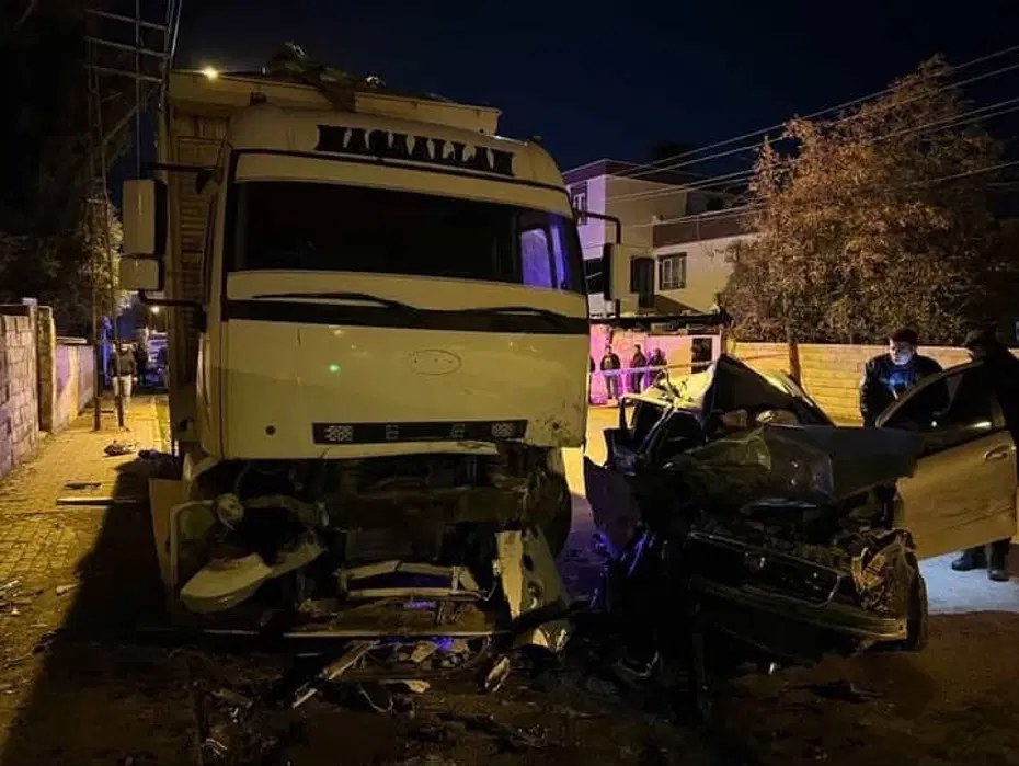 Park halindeki kamyona çarpan otomobildeki 2 genç hayatını kaybetti