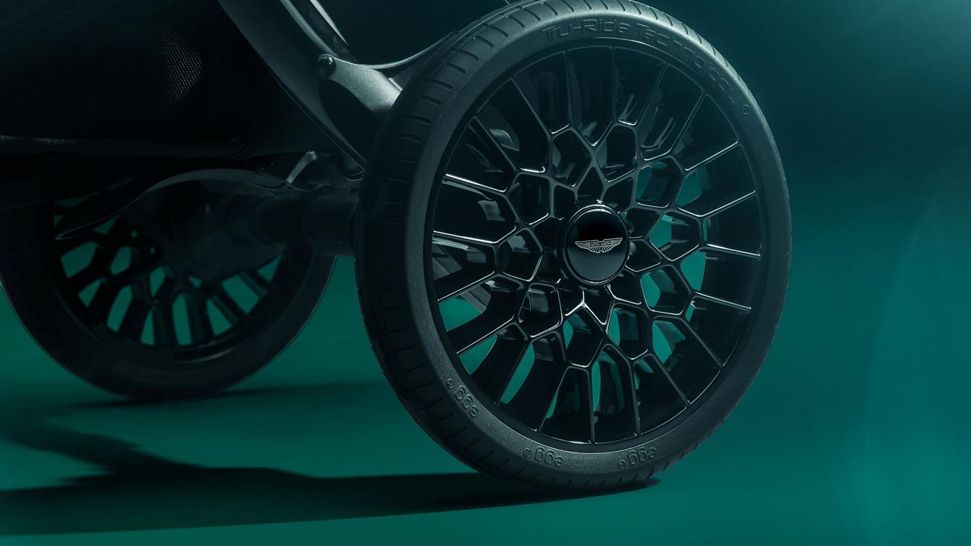 Aston Martin egg3 bebek arabası rekor fiyatla geliyor