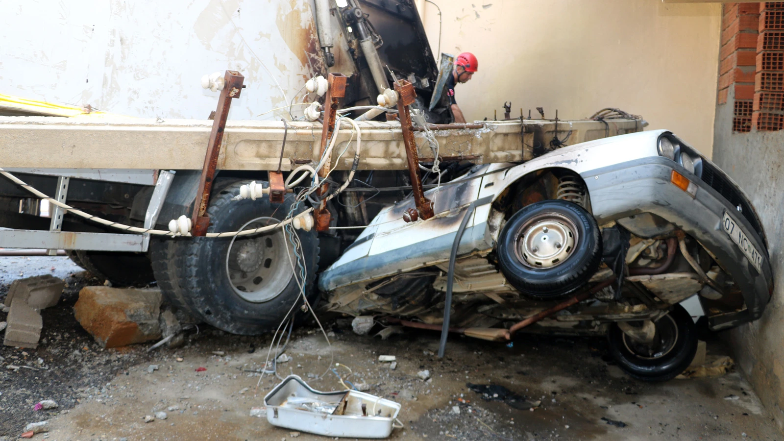Freni boşalan çöp kamyonu dehşet saçtı! 2 otomobili ezdi geçti