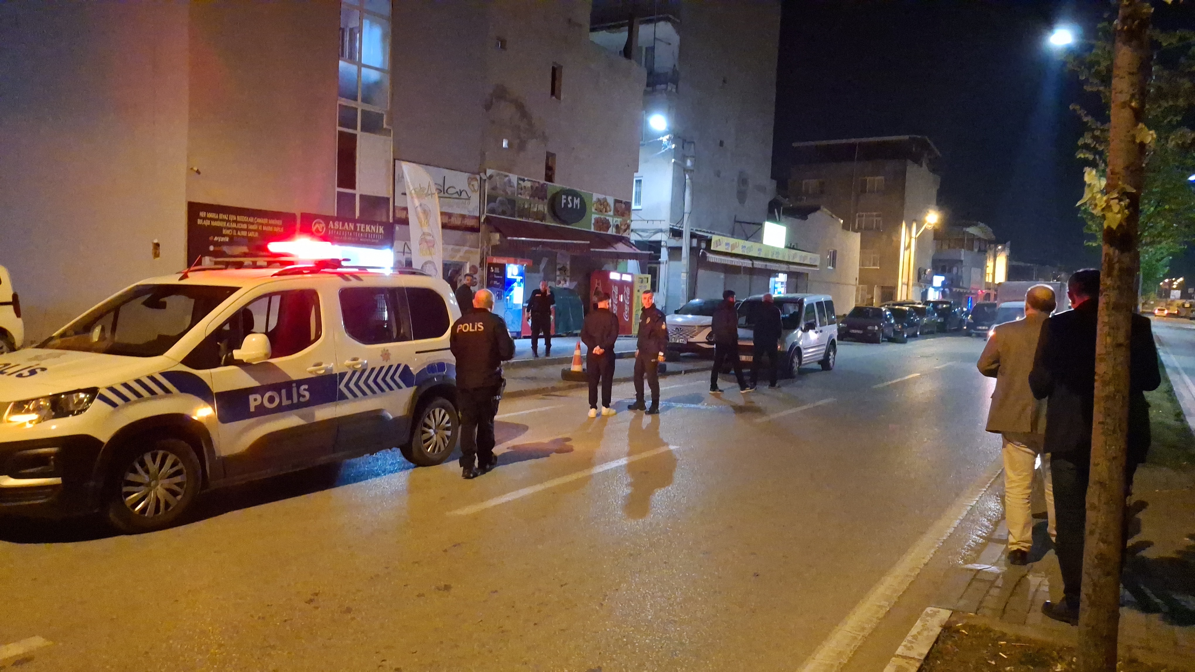 Kimlik sorgusundan kaçmak için bekçiyi bıçakladılar