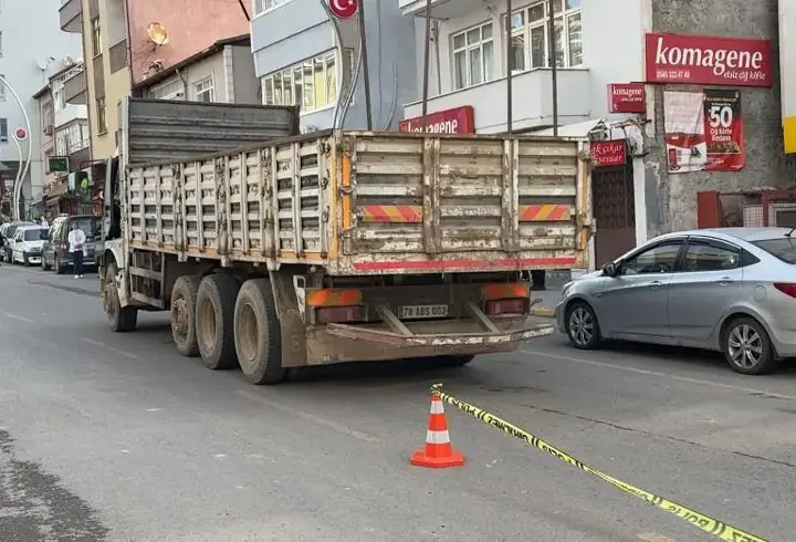 Yolun karşısına geçerken kamyonun çarptığı kadın öldü