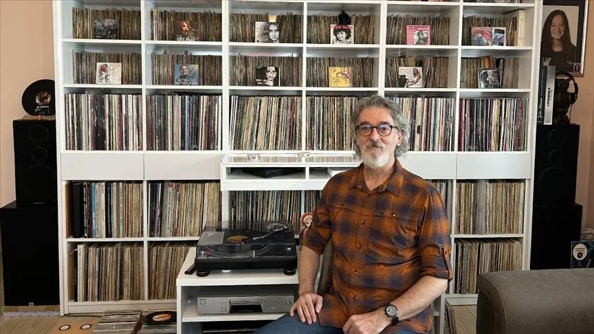 Aşkla biriktirdiği 7 bin plaklık koleksiyonuna gözü gibi bakıyor