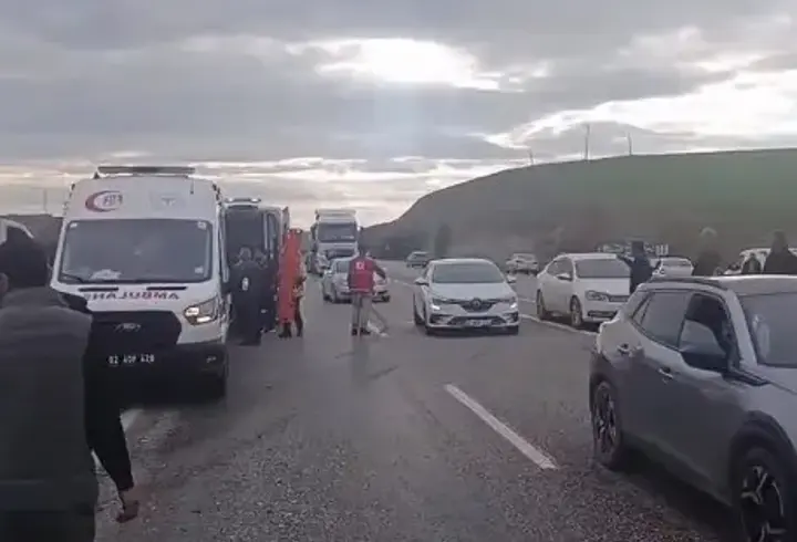 Hafif ticari araç ile otomobil çarpıştı: 5 yaralı