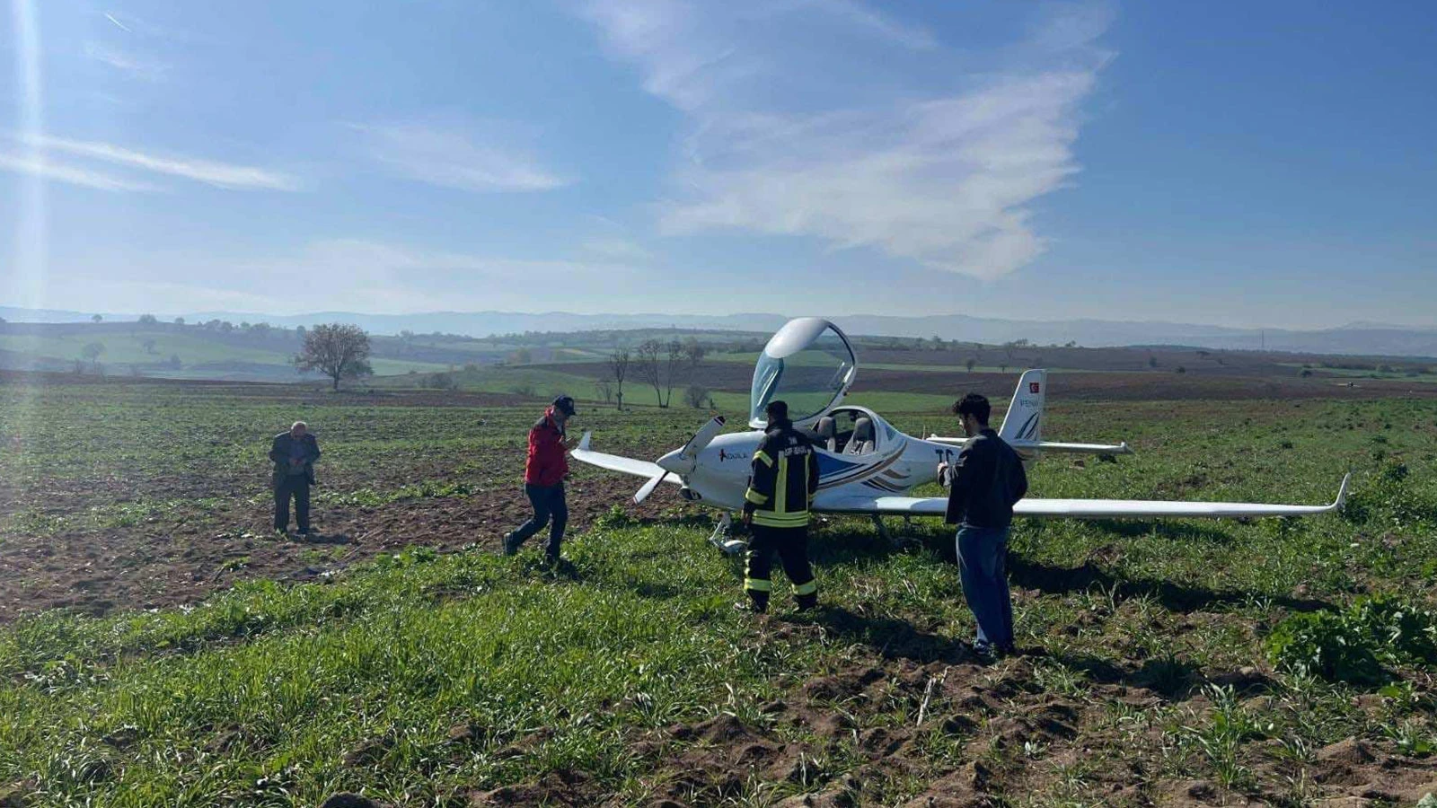 Bursa'dan havalanan eğitim uçağı, Bilecik'te tarlaya zorunlu iniş yaptı
