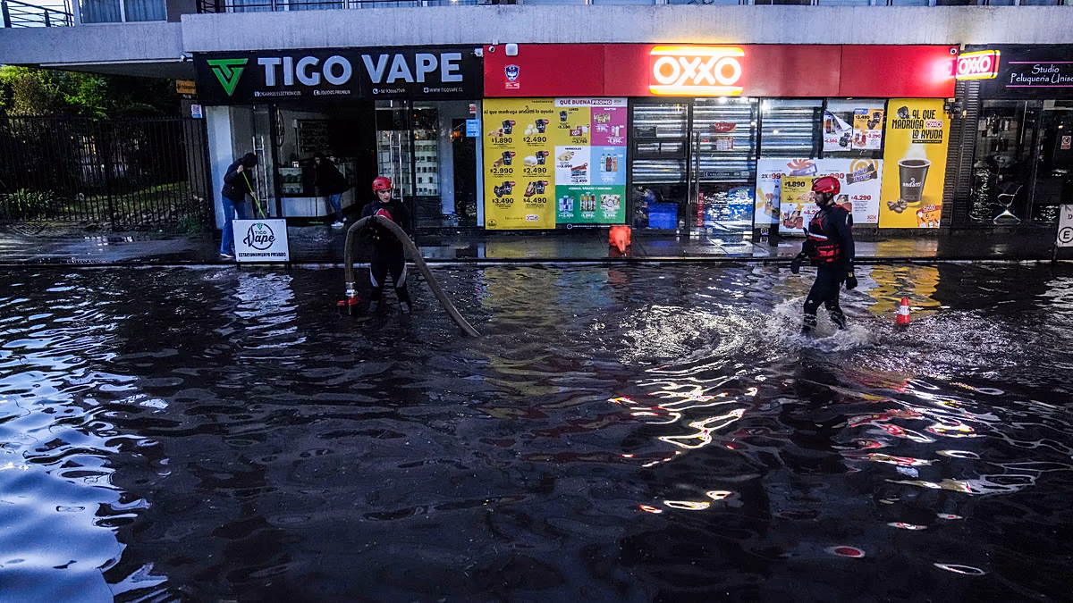 Santiago’da dolu, sel ve elektrik kesintileri yaşamı felç etti