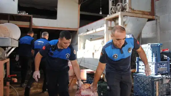 Yurttaşlara Yedireceklerdi... İmalathanede Sağlık Skandalı: Çürümüş Domates Ve Küflü Salça Ele Geçirildi!
