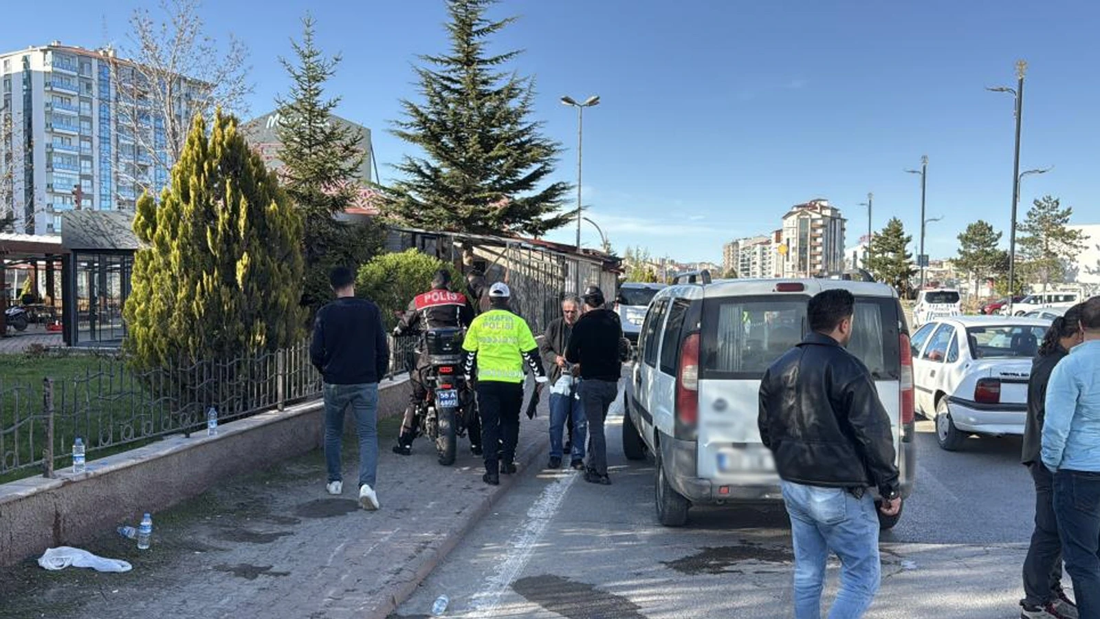 Sivas'ta şüpheli aracı takip eden ekipler kazaya karıştı: 2 polis yaralandı