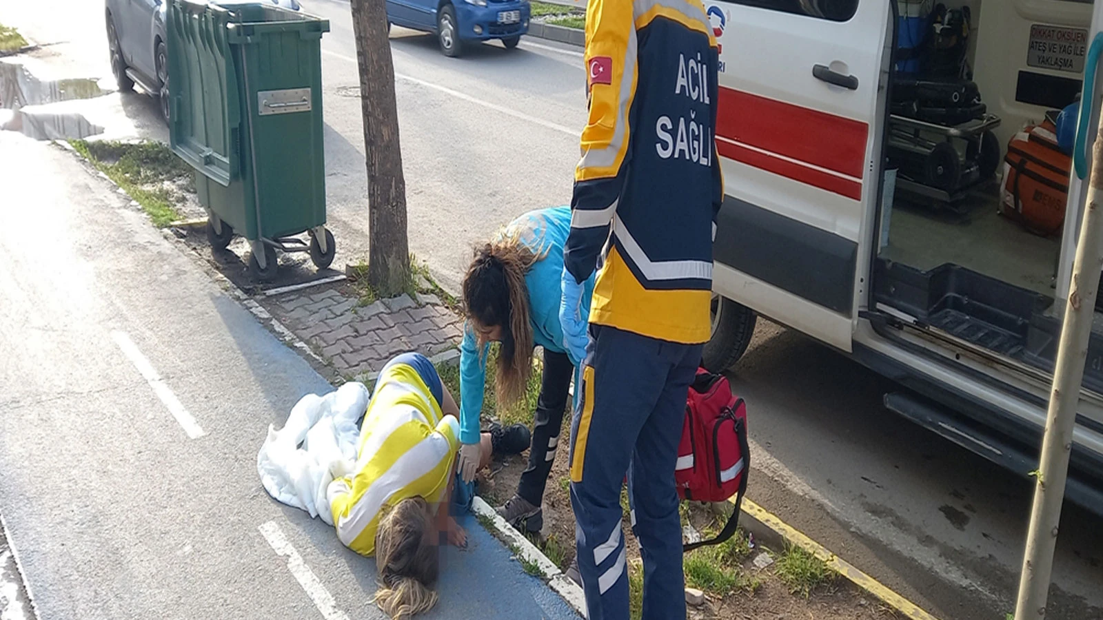 Baygın haldeki kadını otomobilden yol kenarına atıp kaçtı