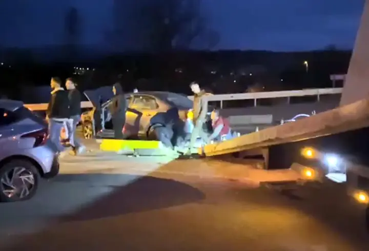 Kavşakta iki otomobil çarpıştı: 4 yaralı