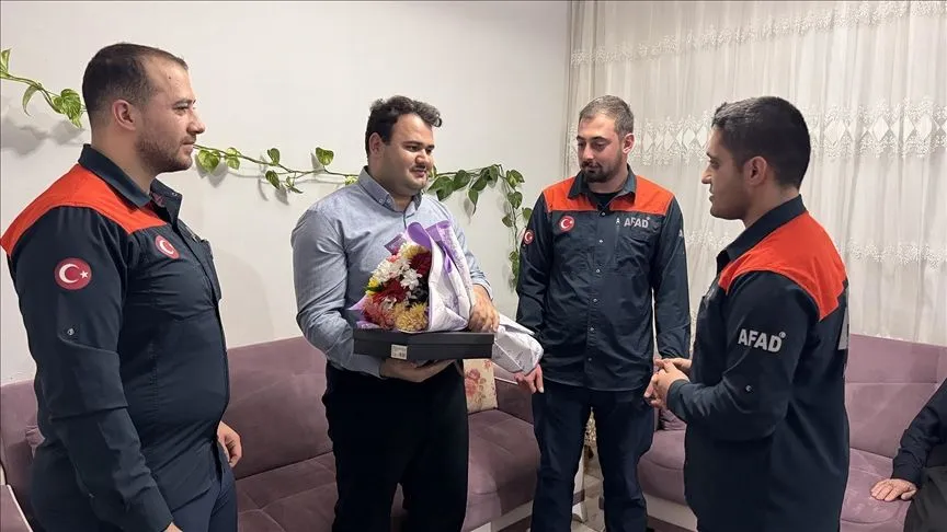 Depremzede aşçı, kendisini hayata bağlayan AFAD arama kurtarma ekibiyle buluştu
