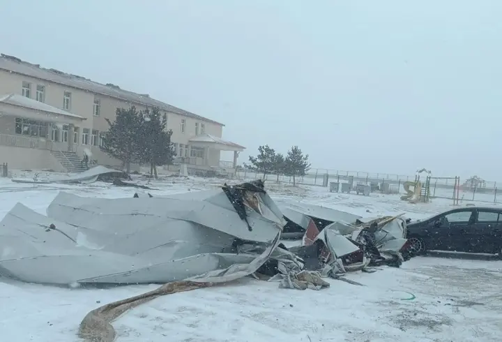 Ardahan’da kar ve tipi: Ilgar Geçidi ulaşıma kapandı, pansiyonun çatısı uçtu