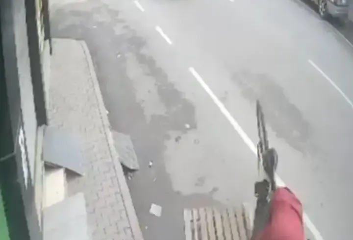 Yol kenarındaki paletlere çarpan bisikletin sürücüsü takla atıp düştü