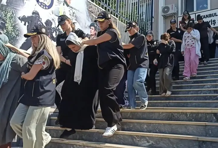 İstanbul'da toplu taşımada turistlere yankesicilik yapan 26 şüpheli adliyeye sevk edildi