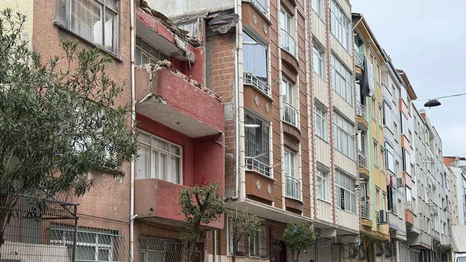 Esenler'de çatısı zarar gören 3 katlı bina tedbiren boşaltıldı