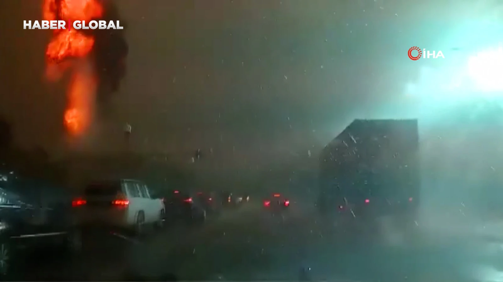 Yıldırımın isabet ettiği etti trafo bomba gibi patladı
