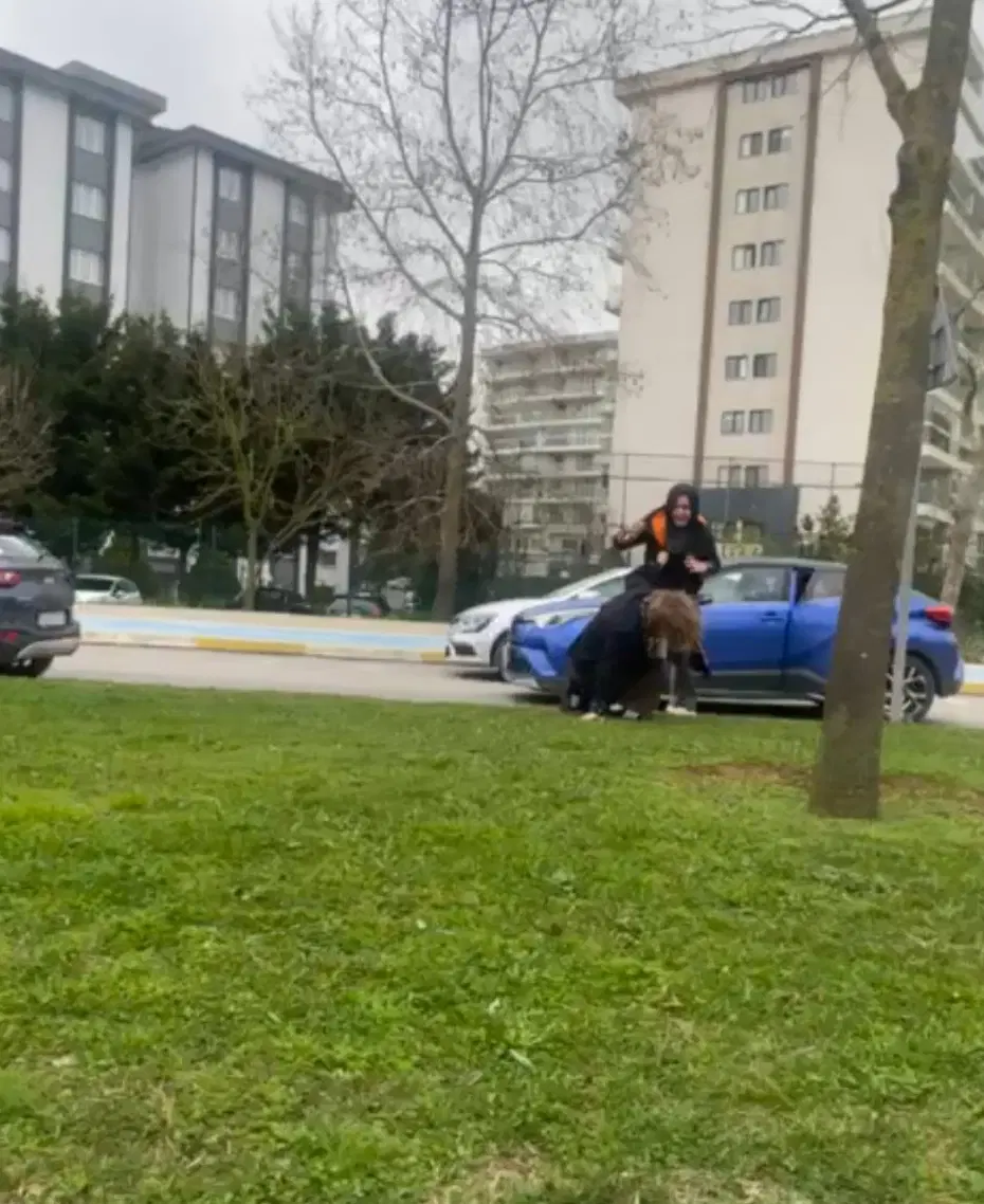 İstanbul trafiğinde saç saça kavga! Kimseye aldırmadı, yerlerde sürükledi