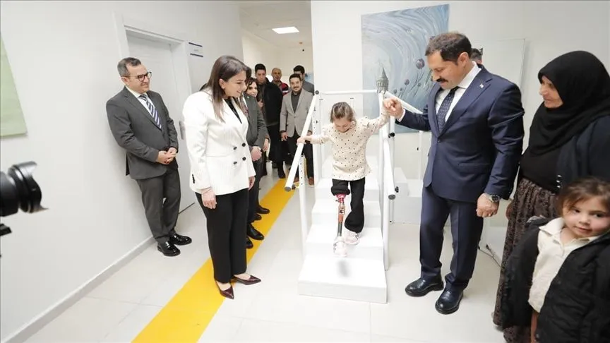 Hatay'da depremde bacağını kaybeden 7 yaşındaki Zeynep proteziyle yeniden yürüdü