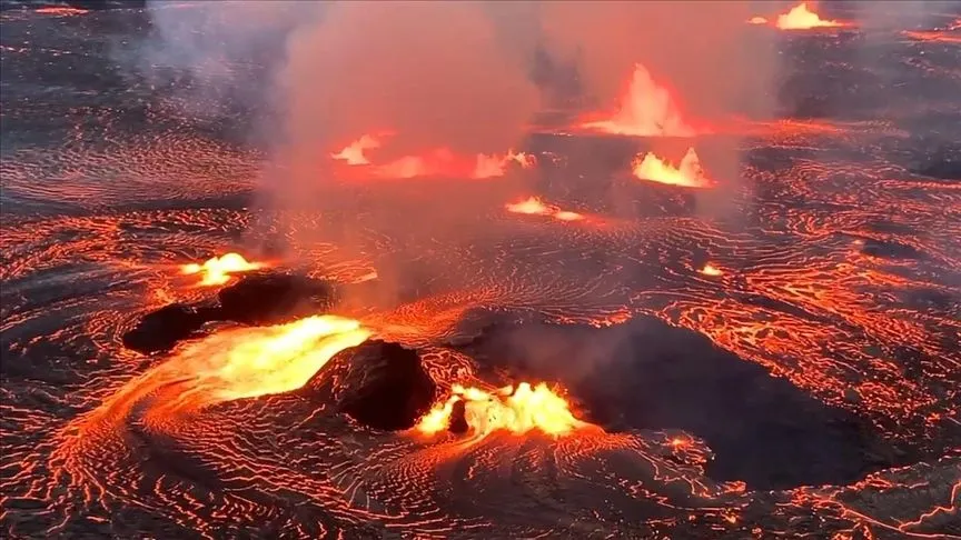 Hawaii'de Kilauea Yanardağı 300 metre yüksekliğe lav püskürttü