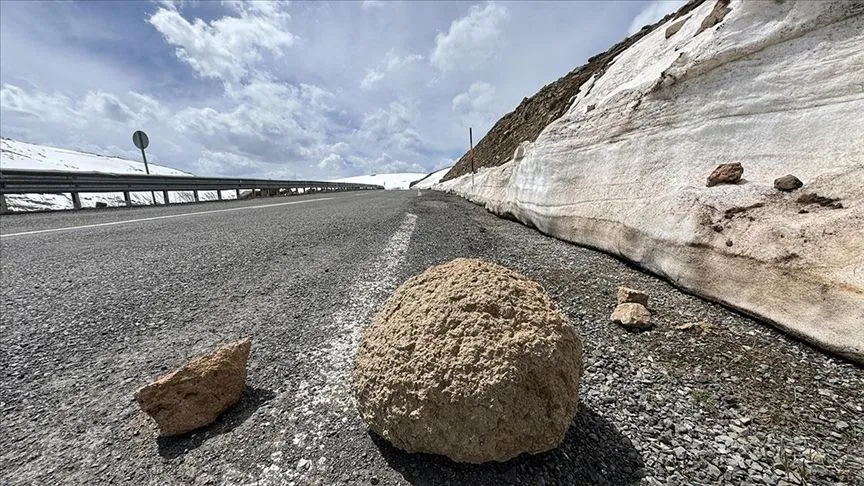Ardahan-Ardanuç kara yolu kenarlarına kaya parçaları düştü