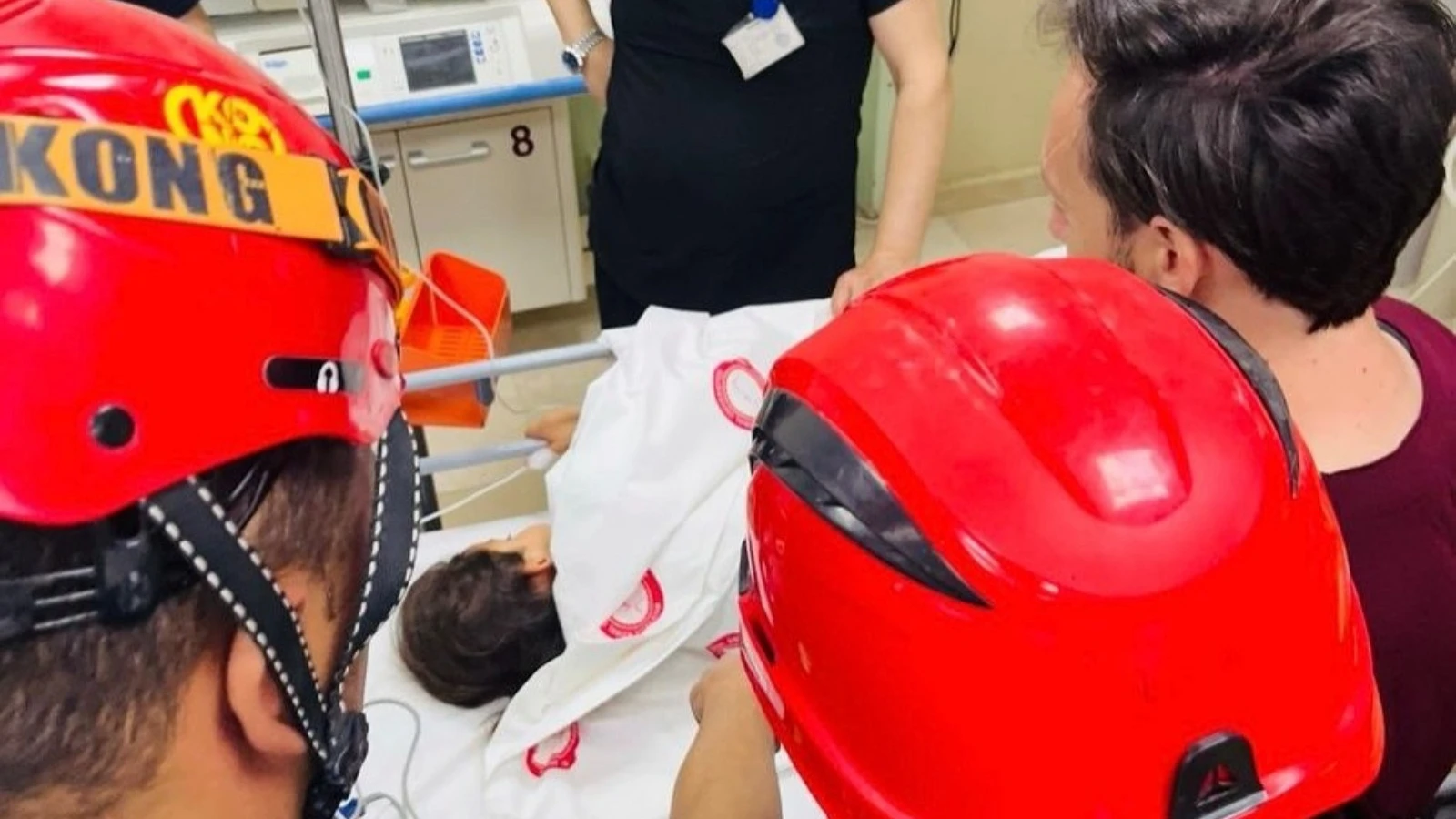 Hatay'da kız çocuğunun beline inşaat demiri saplandı 