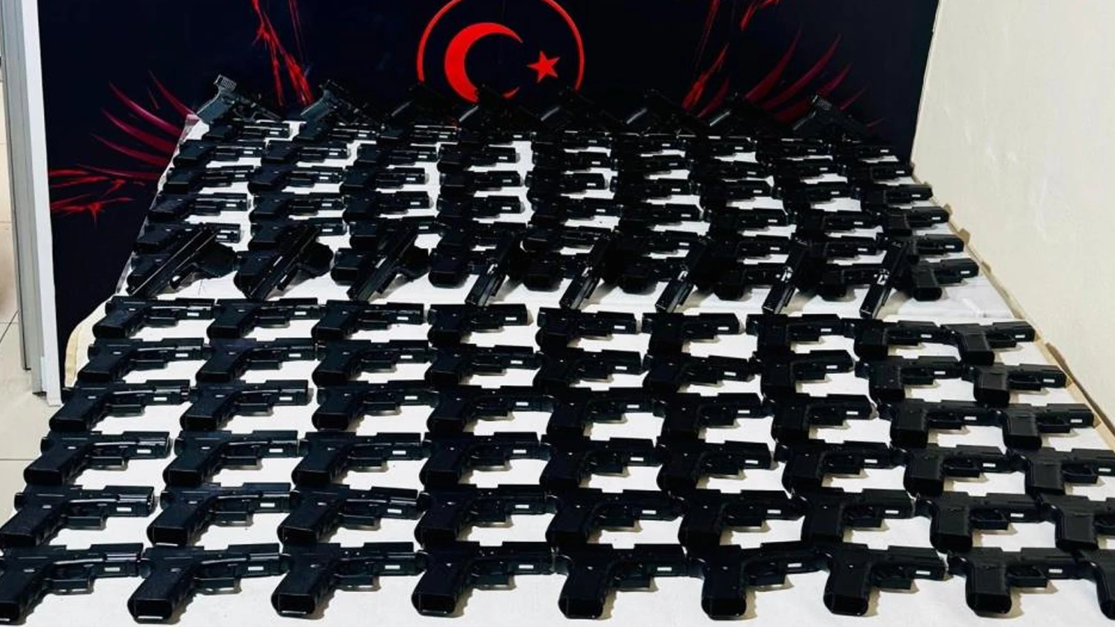 Kümes değil cephanelik: İzmir'de ele geçirildi