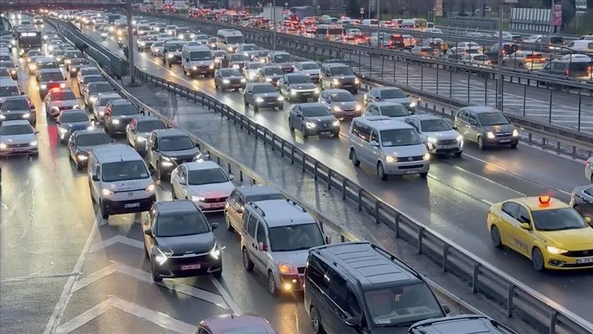 İstanbul'da akşam saatlerinde trafik yoğunluğu yüzde 90'a çıktı 