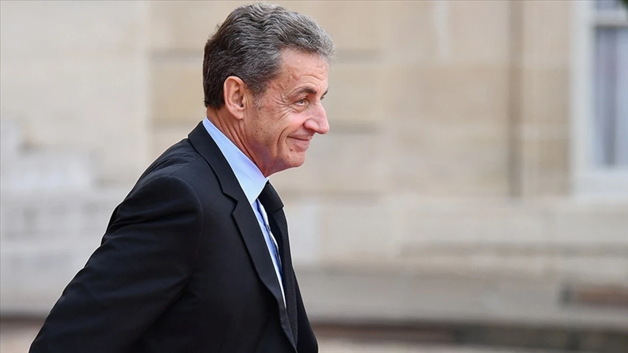 Eski Fransa Cumhurbaşkanı Sarkozy yarın cezaevine giriyor