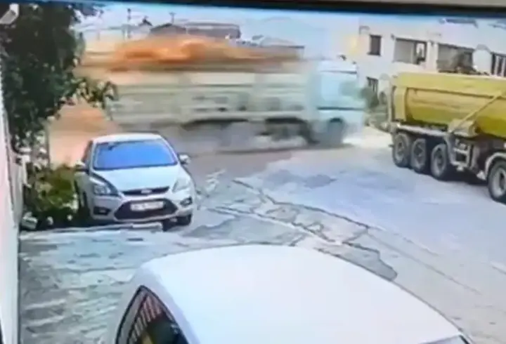Kamyonun restoran bahçesine düştüğü kaza kamerada 