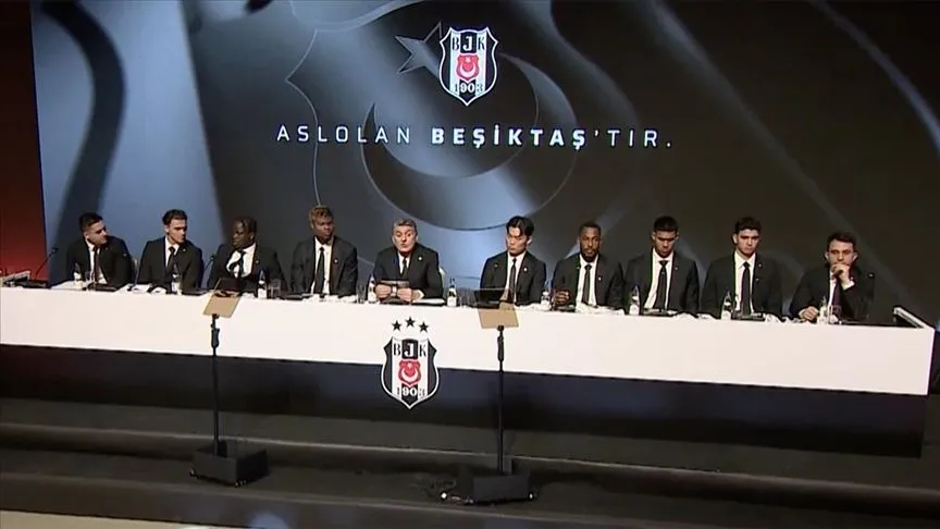 Beşiktaş, yeni transferleri için imza töreni düzenledi