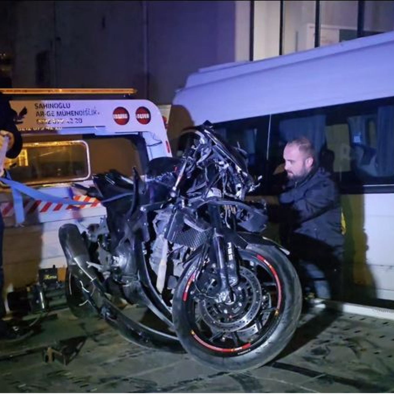 Motosiklet ile yolcu servisi çarpıştı: 2'si ağır 3 yaralı