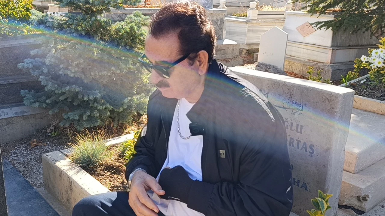İbrahim Tatlıses, Neşet Ertaş'ın mezarını ziyaret etti