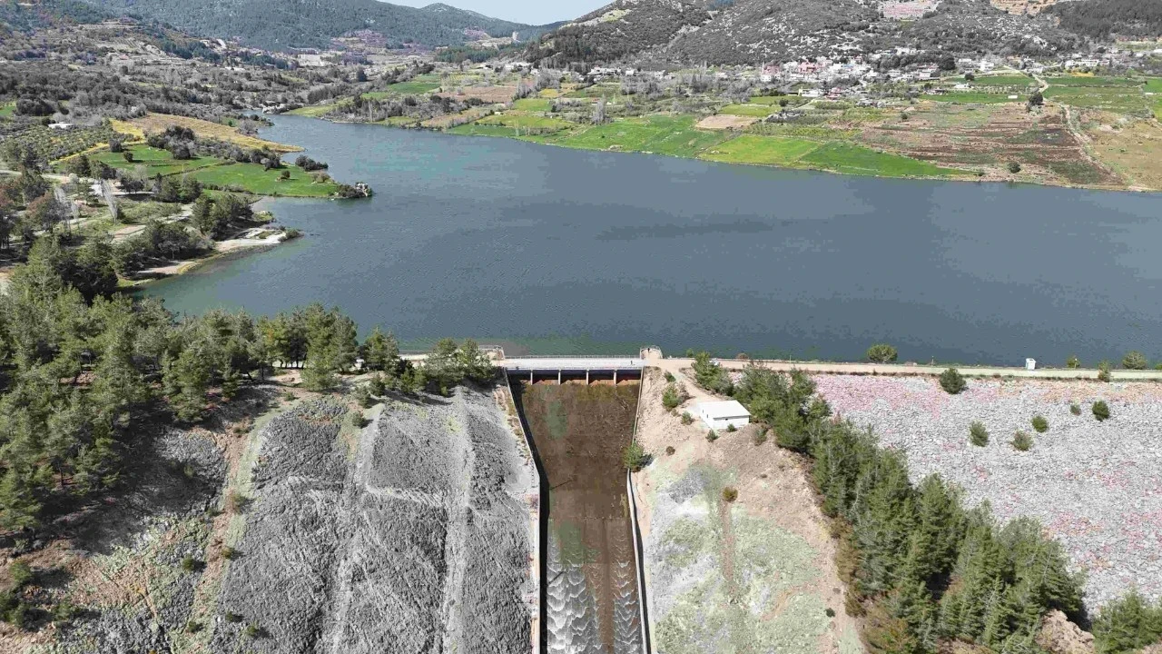 Tamamen kuruyan barajda su seviyesi 3 ayda yüzde 100'e ulaştı