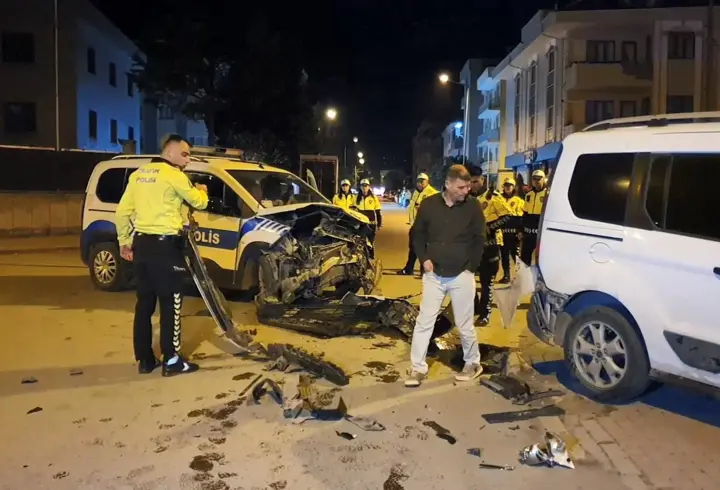 Polis aracının karıştığı zincirleme kazada 2 polis yaralandı